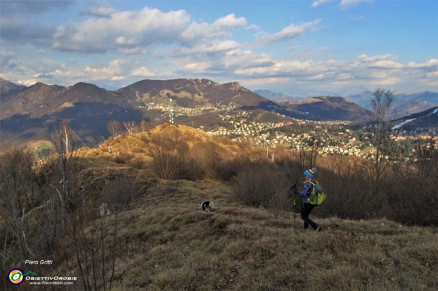 65 Scendendo dalla Corna Bianca con panorama verso l'altopiano Selvino-Aviatico.JPG